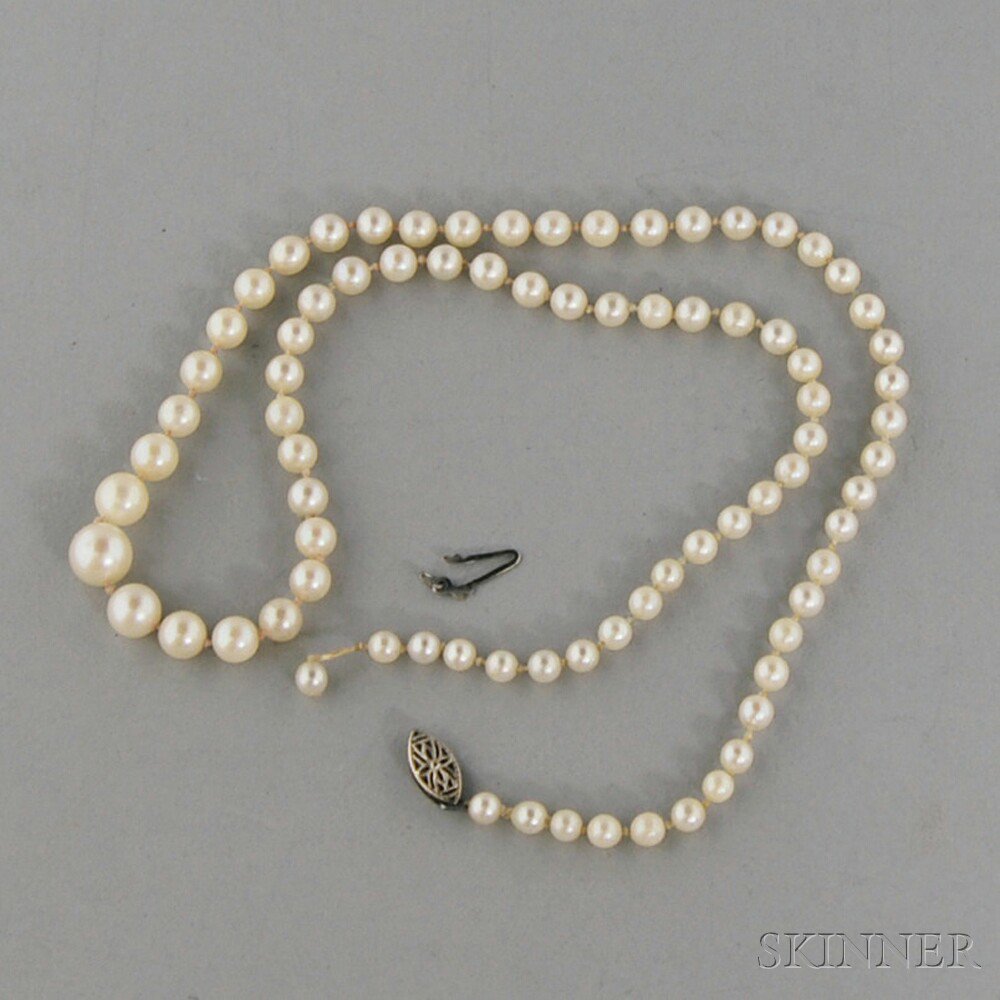 Appraisal: Graduated Cultured Pearl Necklace the pearls ranging in size from