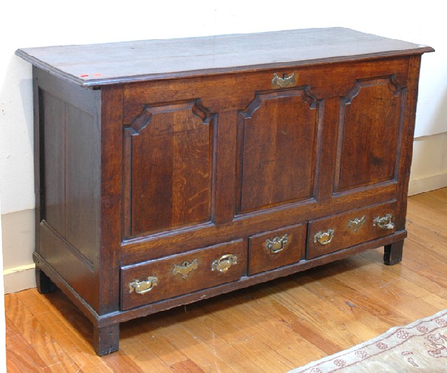 Appraisal: A GEORGE III OAK COFFER The rectangular hinged top above