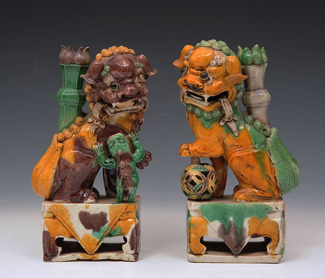 Appraisal: A PAIR OF CHINESE FAMILLE VERTE AND AUBERGINE BISCUIT PORCELAIN