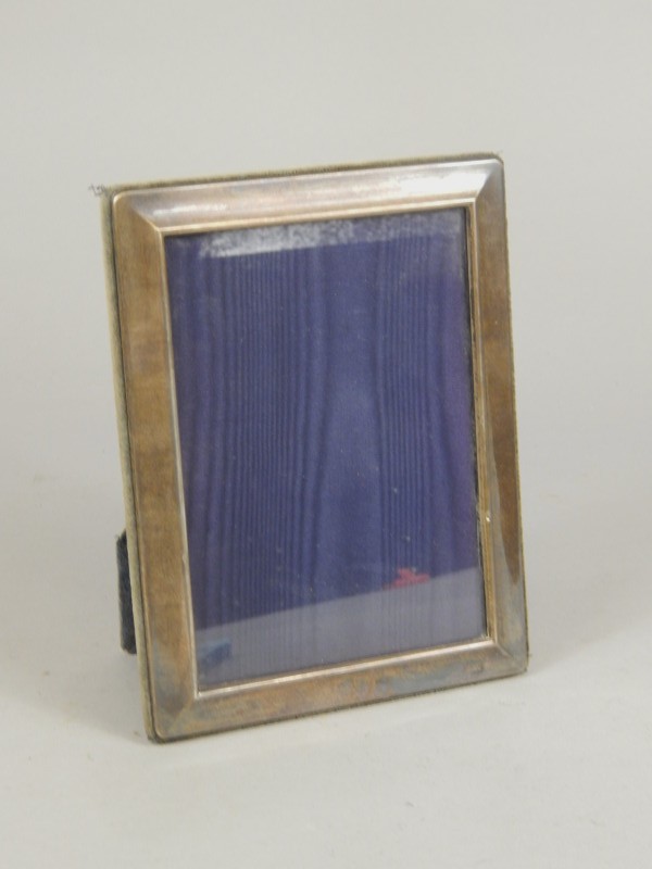 Appraisal: An Elizabeth II silver photograph frame the shaped rectangular outline