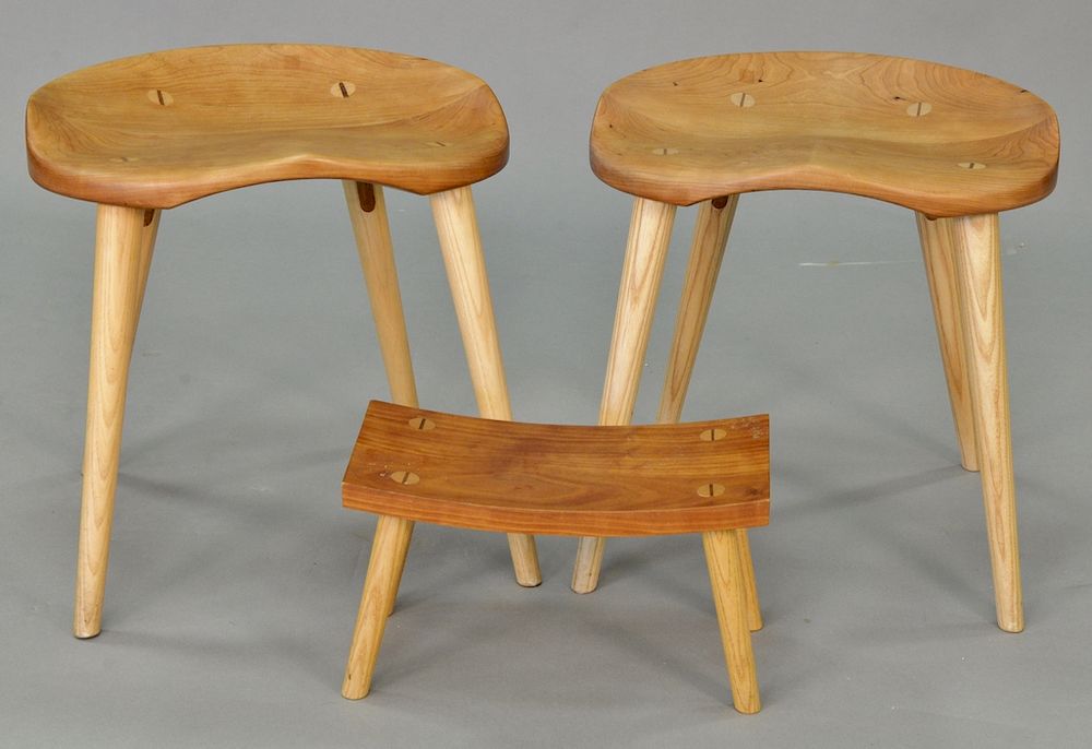 Appraisal: Three Thomas Moser cherry stools two with molded seats and