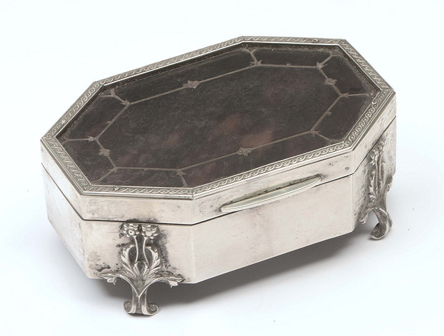 Appraisal: AN OCTAGONAL SILVER TRINKET BOX with tortoiseshell inset hinged lid