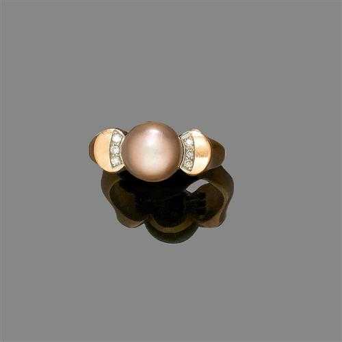 Appraisal: PEARL AND DIAMOND RING ca Yellow gold Elegant ring the