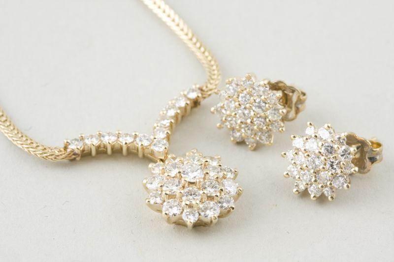 Appraisal: KT Yellow Gold Diamond Earrings Necklace necklace with drop style