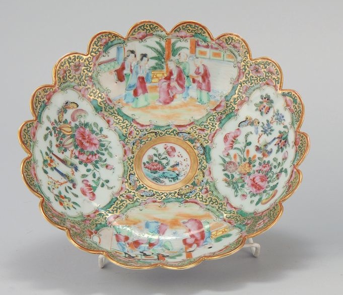 Appraisal: CHINESE EXPORT ROSE MEDALLION PORCELAIN SERVING DISH Circa In flower