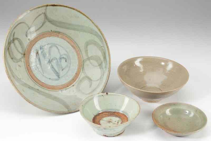 Appraisal: Four Asian Ceramicsincluding a small bowl with underglaze decoration x