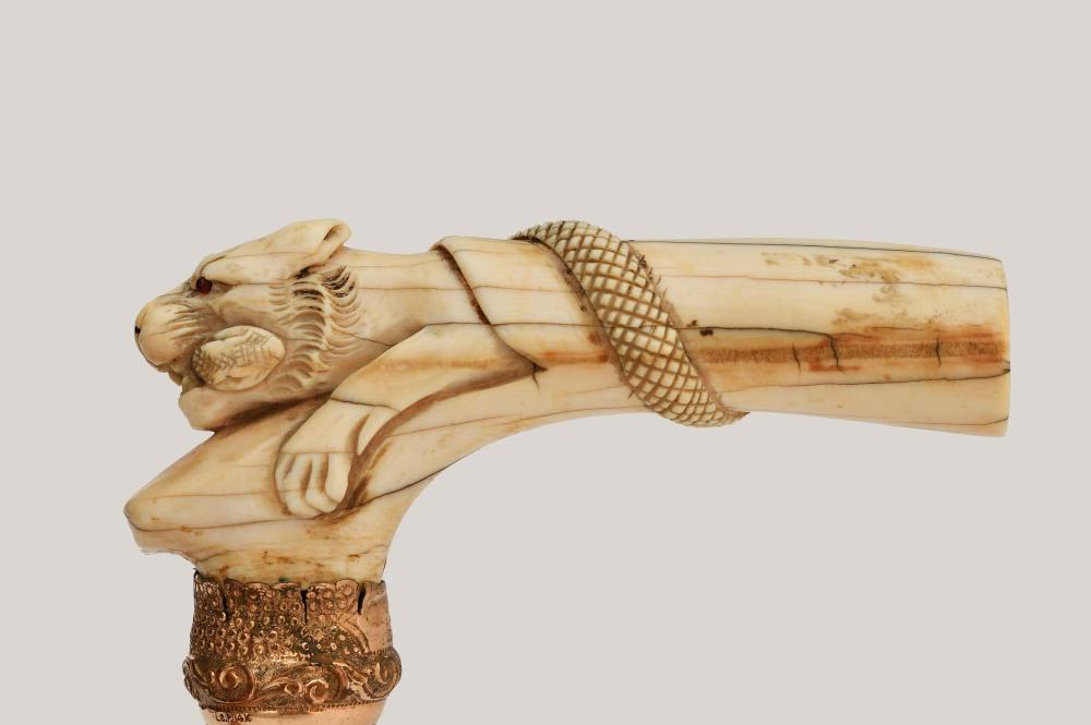 Appraisal: CONTINENTAL GOLD FITTED WALKING STICK HANDLELast Quarter th Century Carved