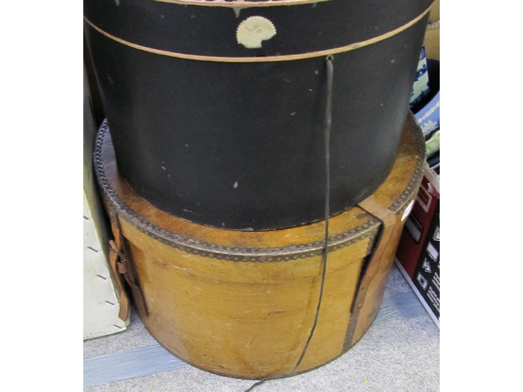 Appraisal: Two hat boxes