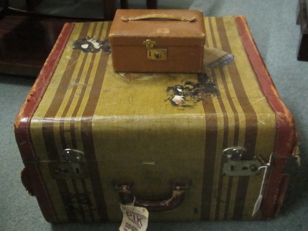 Appraisal: Vintage travel case and card case