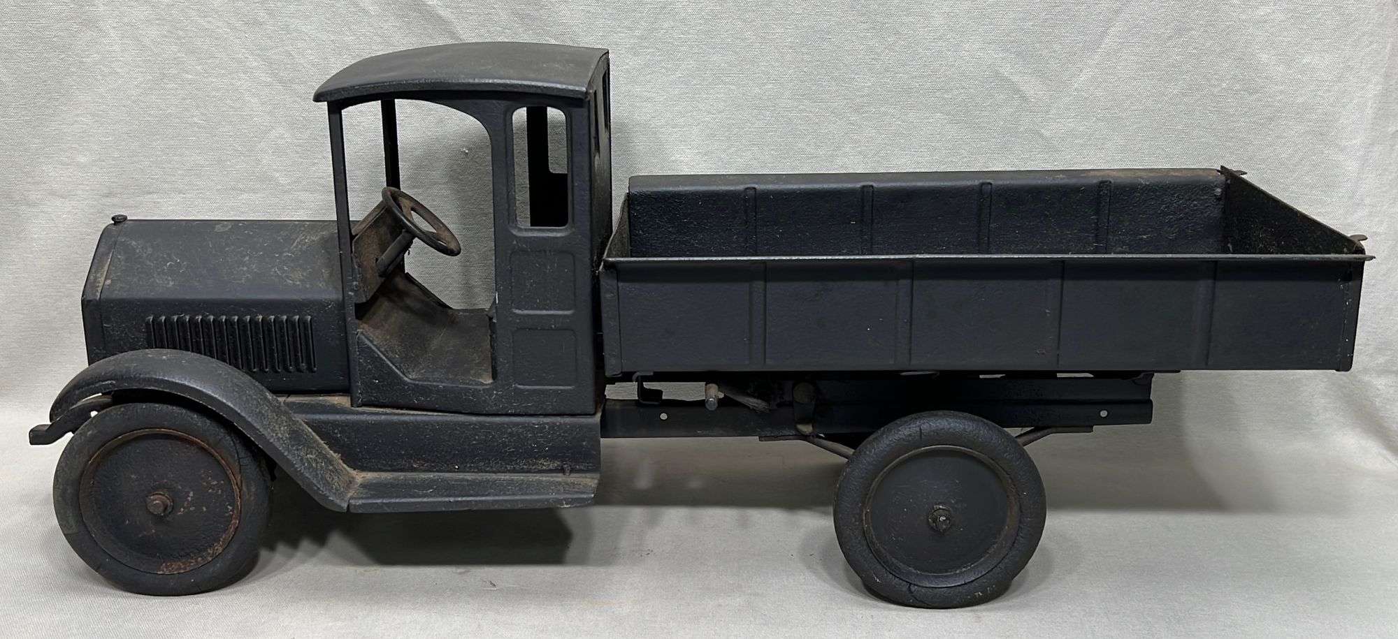 Appraisal: American pressed steel dump truck toyearly th century appx overall