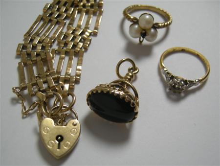 Appraisal: A collection of jewellery to include a gate link bracelet