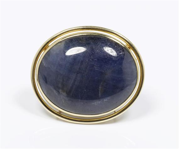 Appraisal: SAPPHIRE PENDANT Yellow gold Casual pendant set with a large