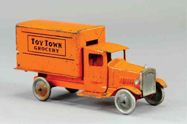 Appraisal: METALCRAFT ''TOY TOWN'' GROCERY TRUCK Pressed steel enclosed cab and