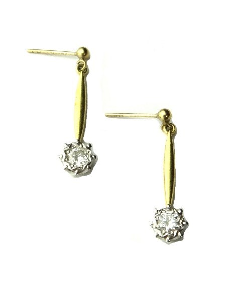 Appraisal: A pair of gold and diamond set single stone earrings