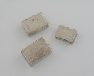 Appraisal: A small th century Chinese snuff box chased with foliage