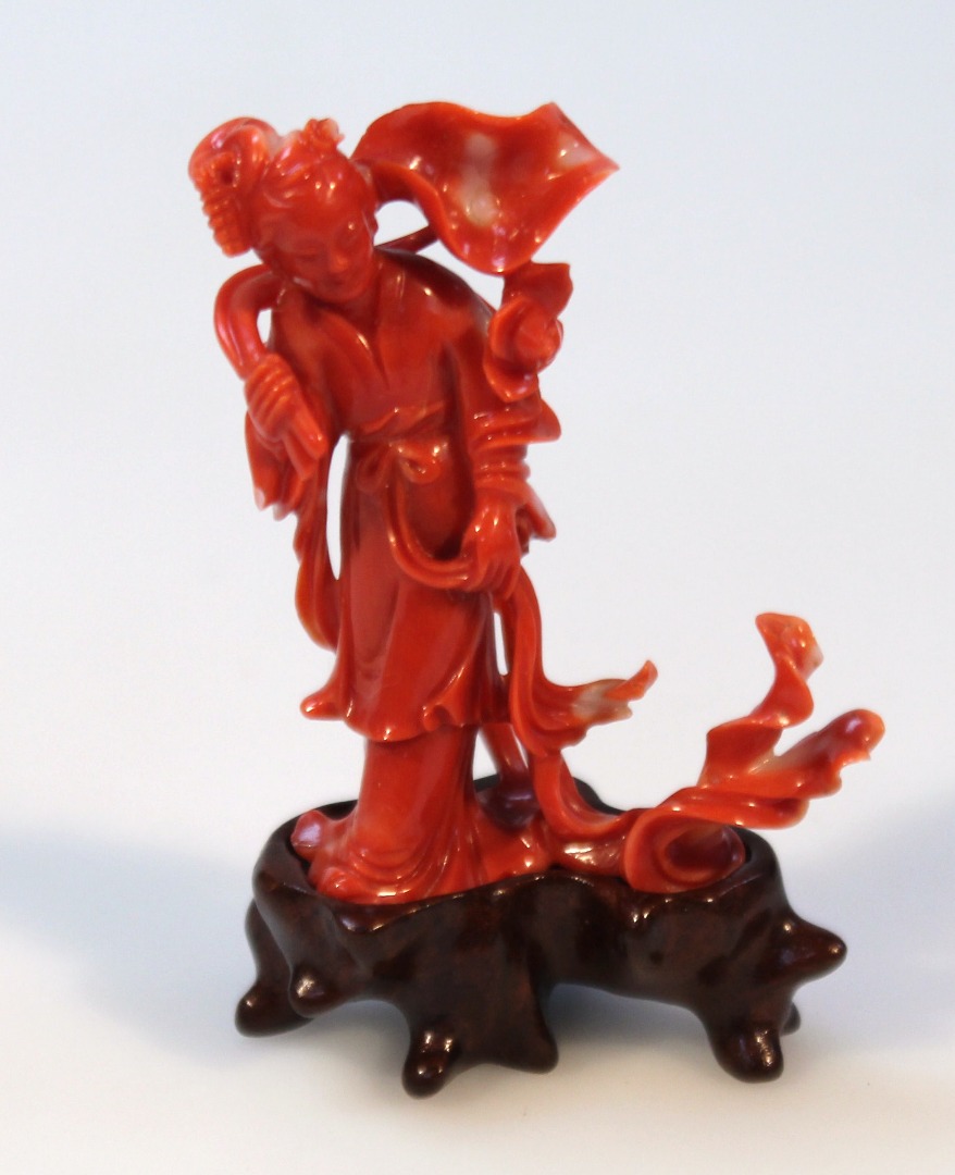 Appraisal: A finely carved Chinese coral figure of a lady in