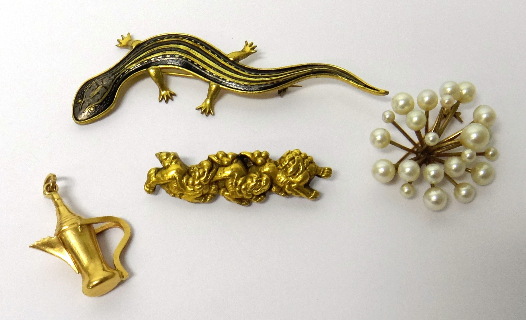 Appraisal: A costume brooch designed as a lizard a gold and