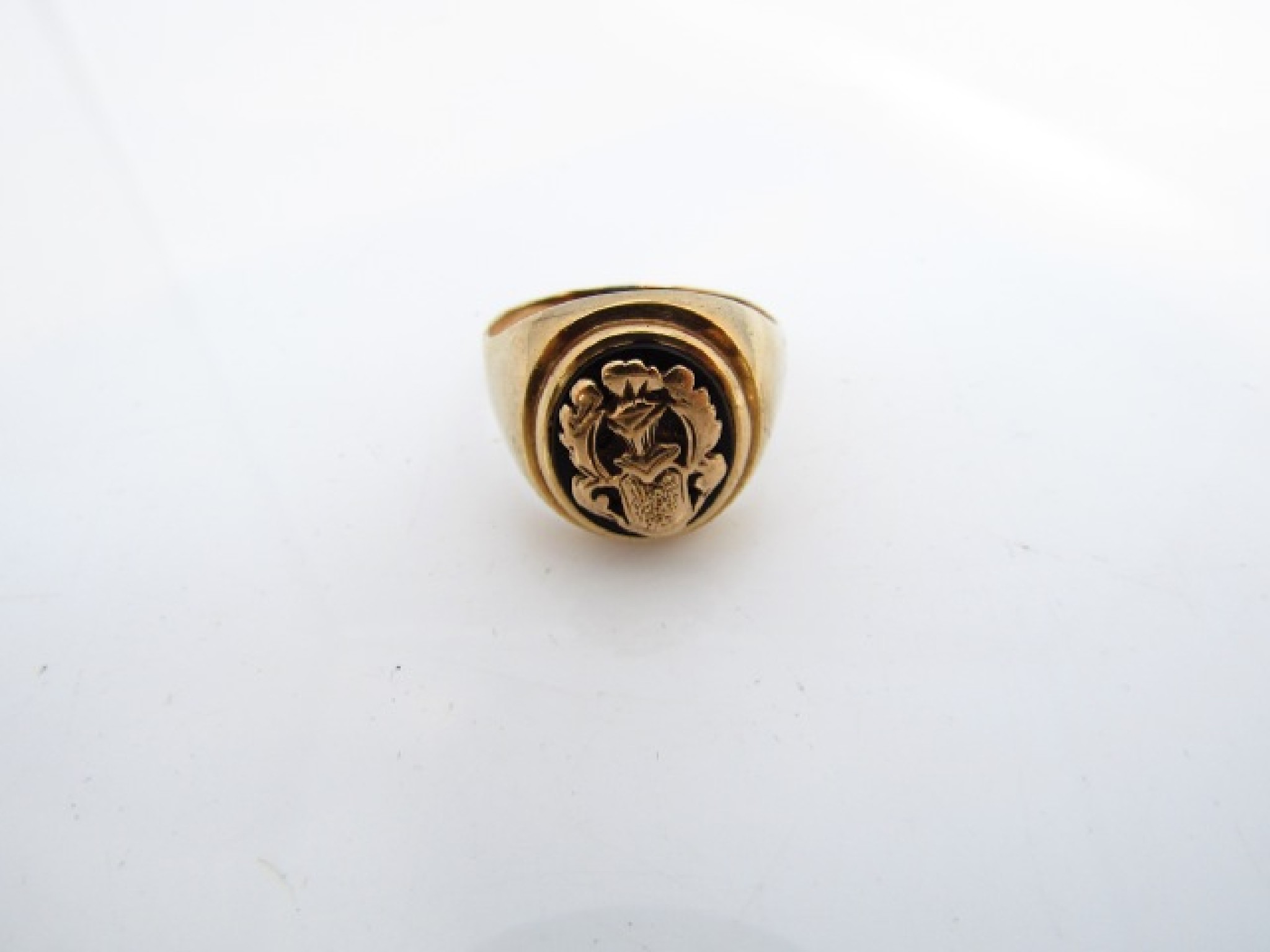 Appraisal: A gentleman's signet ring the central oval onyx plaque mounted