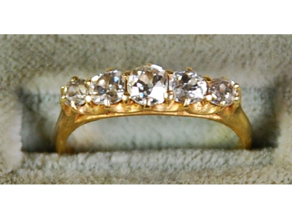 Appraisal: ct GOLD RING set with five diamonds graduating from the