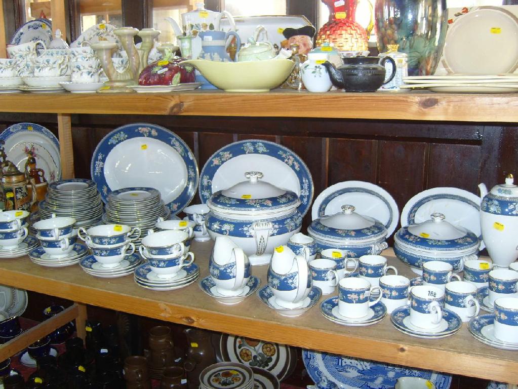 Appraisal: An extensive collection of Wedgwood Blue Siam pattern dinner and