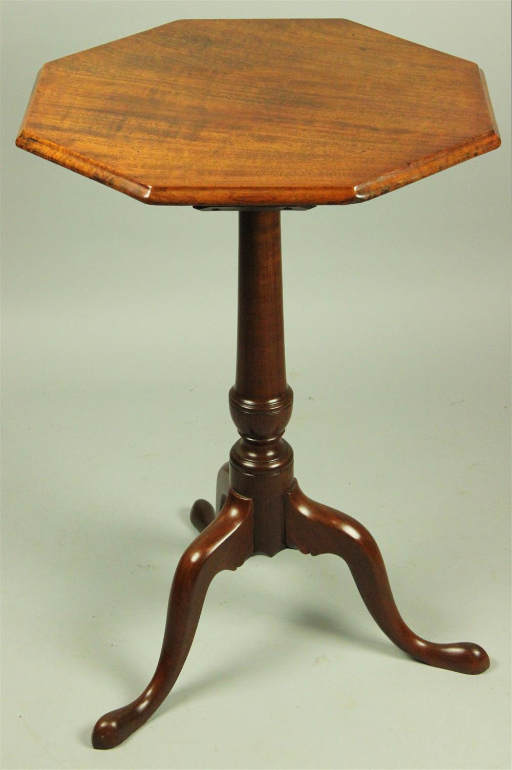 Appraisal: A FEDERAL MAHOGANY CANDLESTAND MASSACHUSETTS POSSIBLY NEWTON - the octagonal