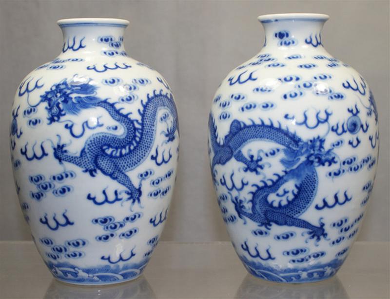 Appraisal: Pair of th c Chinese porcelain vases with dragons chasing