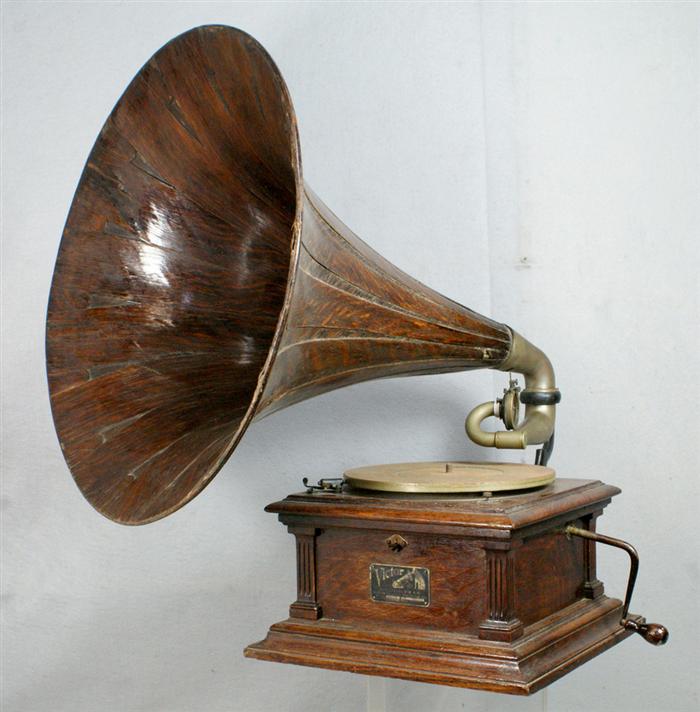 Appraisal: Victor III oak disc record player with oak paneled horn