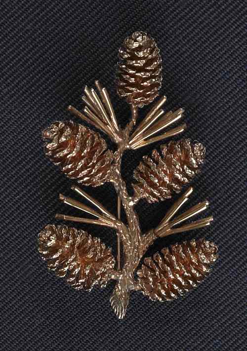 Appraisal: K yellow gold pine cone brooch dwt