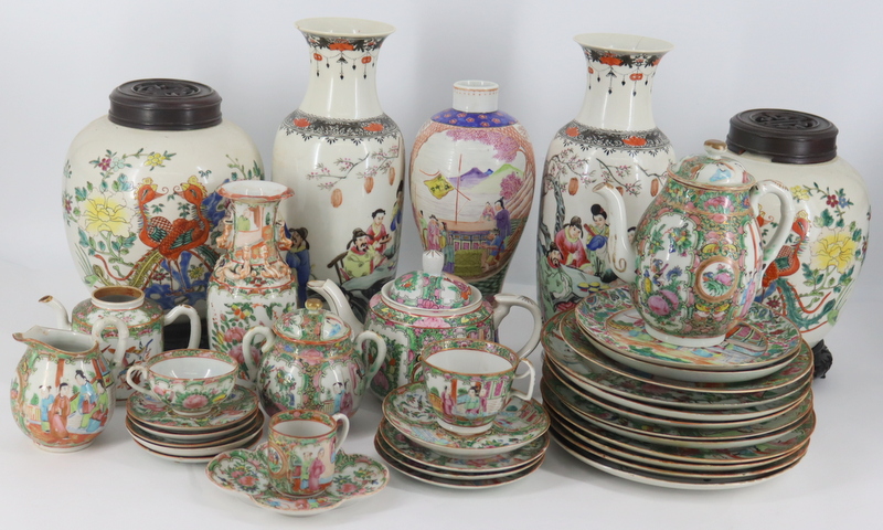 Appraisal: COLLECTION OF CHINESE EXPORT PORCELAINS Includes a pair of Chinese