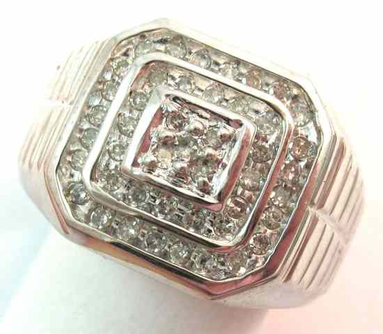 Appraisal: MAN'S DIAMOND AND WHITE GOLD RING k gold set with