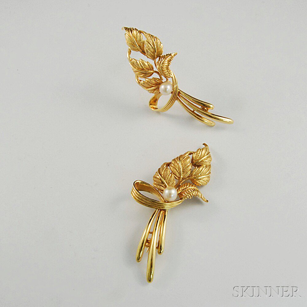 Appraisal: Pair of kt Gold and Pearl Leaf Brooches each set