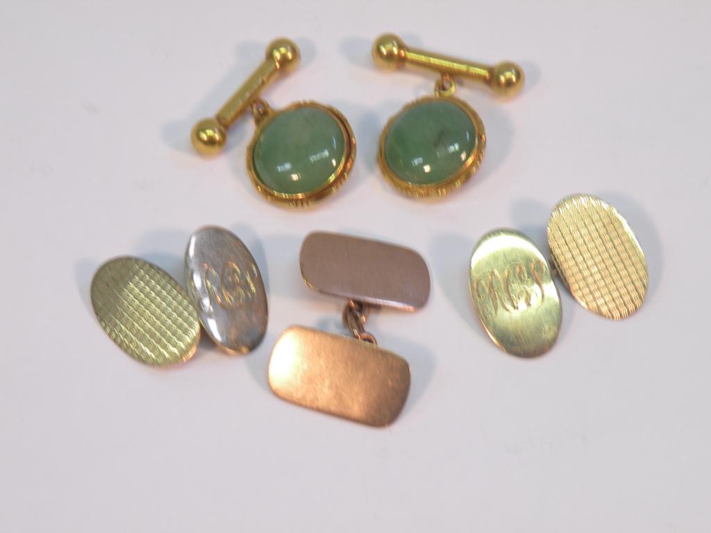 Appraisal: A pair of ct gold cuff links a single cuff