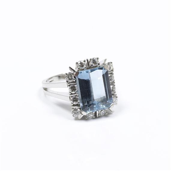 Appraisal: AQUAMARINE AND DIAMOND RING ca White gold Classic-elegant ring the