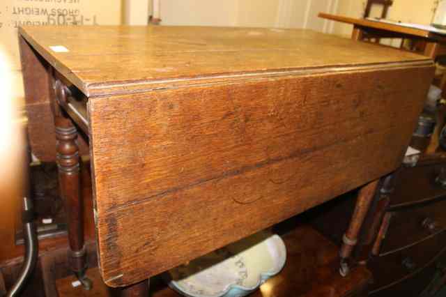 Appraisal: A VICTORIAN OAK DROP LEAF PEMBROKE TABLE fitted one end