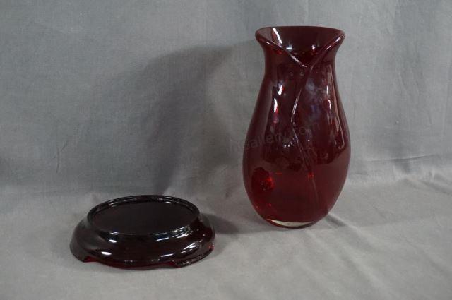 Appraisal: 's- 's artist blown art glass vase favors a Tulip