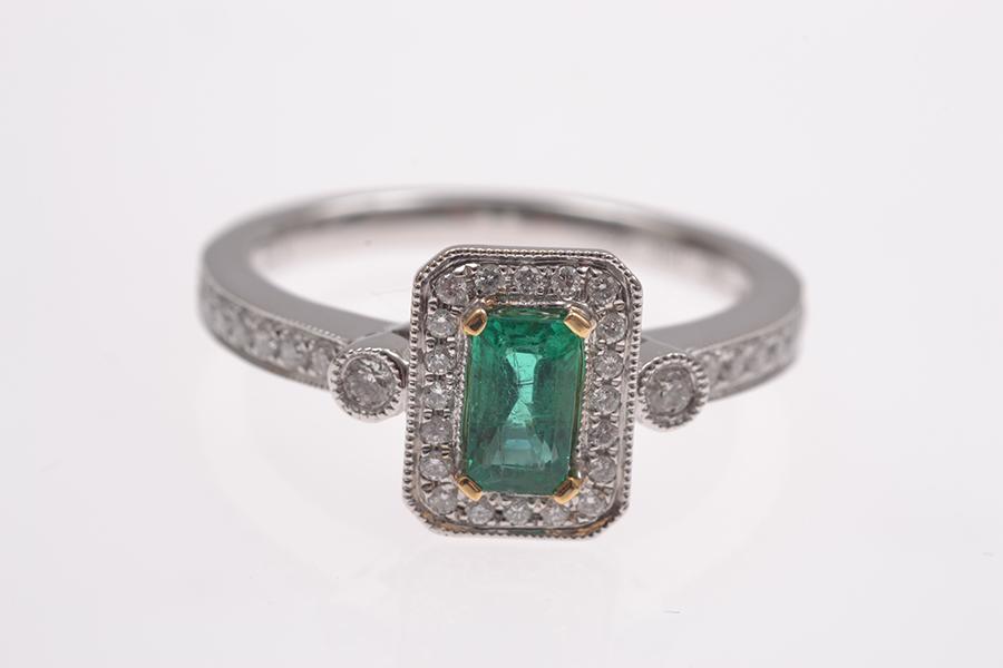 Appraisal: AN EMERALD AND DIAMOND DRESS RING IN CT WHITE GOLD