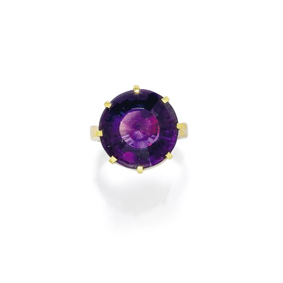 Appraisal: AMETHYST AND GOLD RING Yellow gold Plain modern ring the