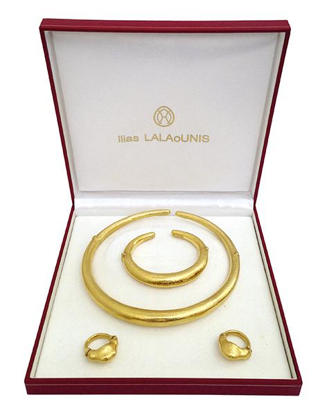 Appraisal: A GOLD JEWELLERY SUITE BY ILIAS LALOUNIS Of modernist design