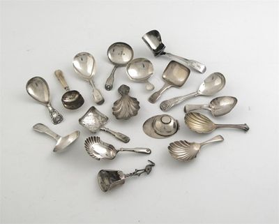 Appraisal: Seventeen various antique caddy spoons oz