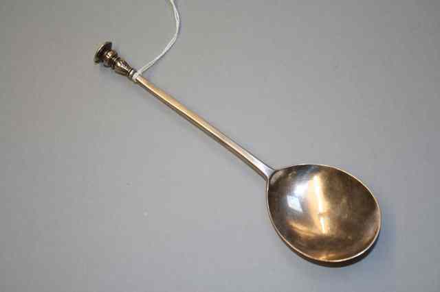 Appraisal: A CONTINENTAL SILVER SEAL TOP SPOON with a beaten pear