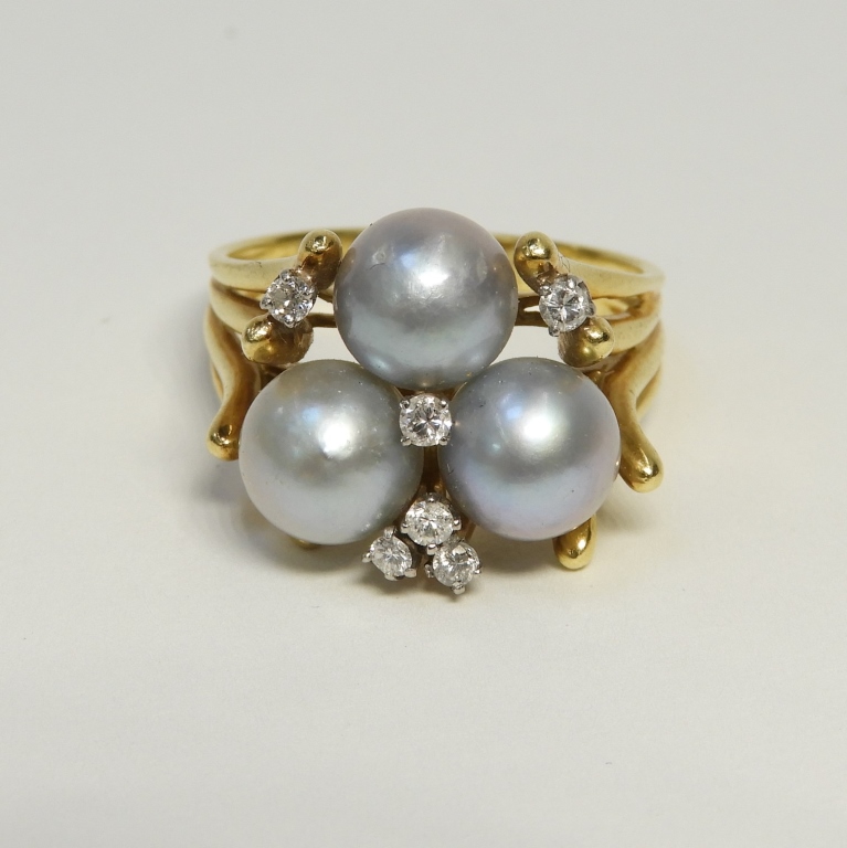 Appraisal: K YELLOW GOLD PEARL DIAMOND COCKTAIL RING th CenturyA trio