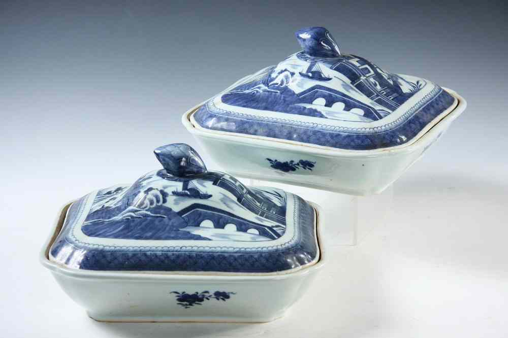 Appraisal: PAIR COVERED CHINESE EXPORT BOWLS - Pair th c Chinese