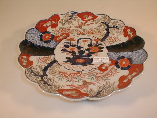 Appraisal: A thC Japanese Imari lobed plate in the basket pattern