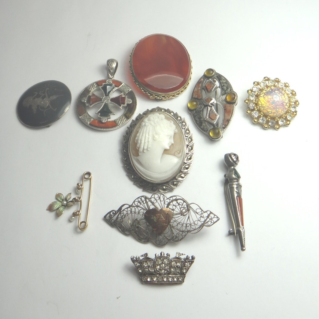 Appraisal: A Victorian silver and vary coloured agate set circular pendant