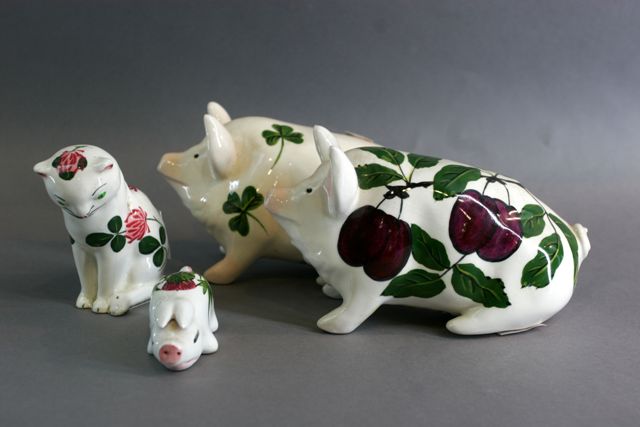 Appraisal: Two G Hill pottery pigs together with a cat and