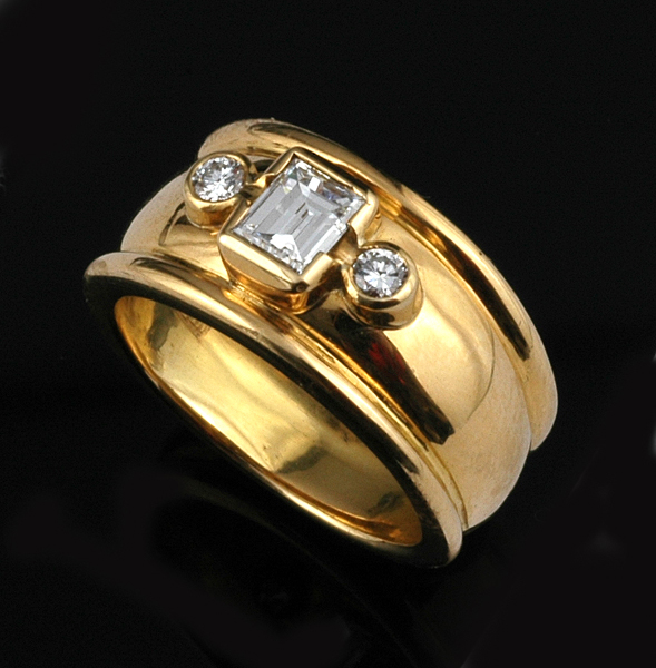 Appraisal: A DIAMOND DRESS RING Centrally set with an emerald cut