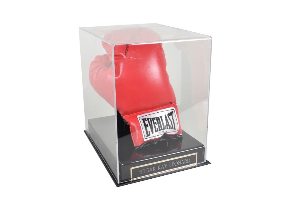 Appraisal: A BOXING GLOVE SUGAR RAY LEONARD the Everlast glove signed