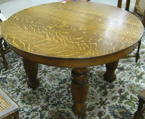 Appraisal: ROUND OAK DINING TABLE American late th century the round