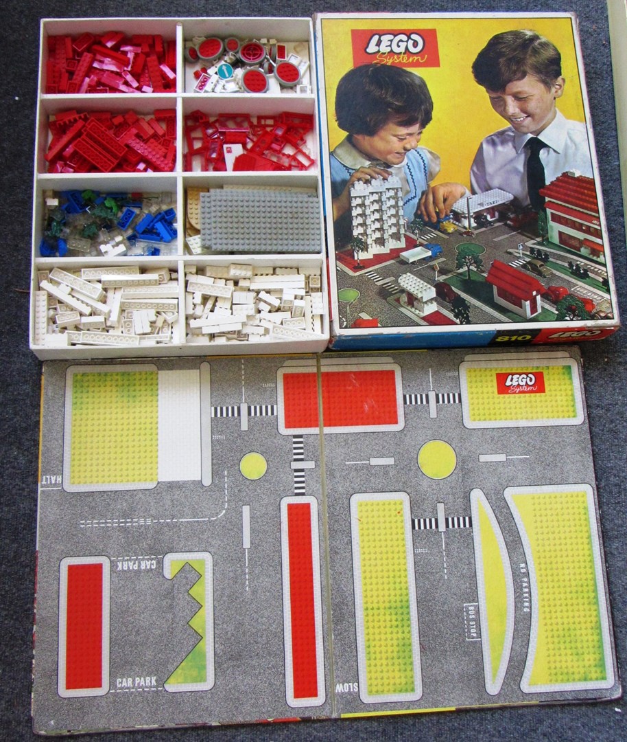 Appraisal: A vintage Lego system building block set No boxed