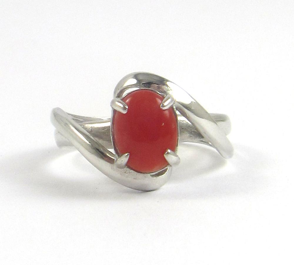 Appraisal: CORAL AND FOURTEEN KARAT WHITE GOLD RING The solitaire ring